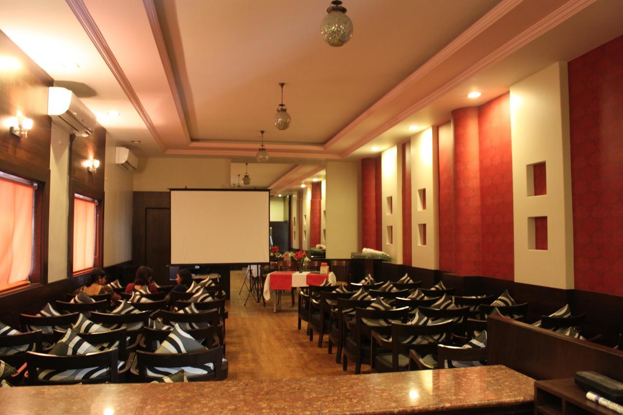 Hotel Maratha Palace,Satara Exteriör bild